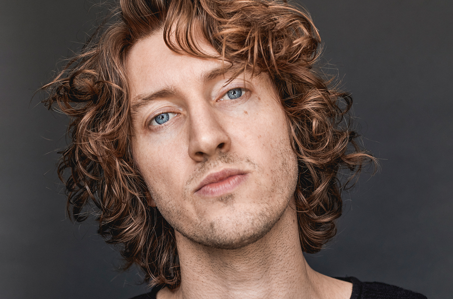 Dean Lewis press photo 2018 a billboard 1548 - Santan Dave Store